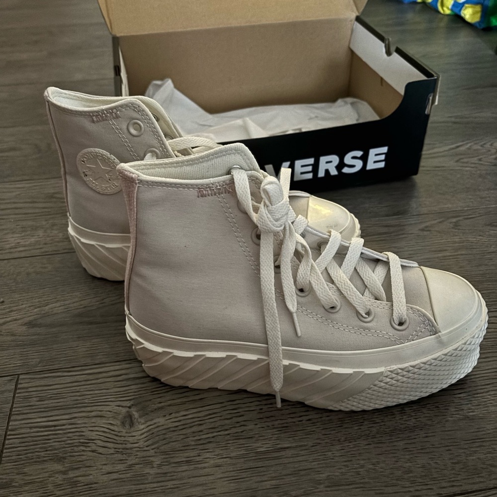 Light purple platform Converse new in box